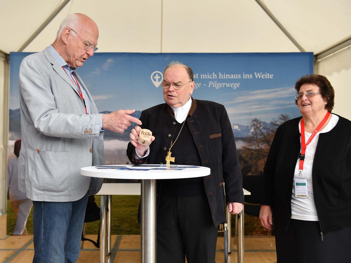 Die Emotion "beschwingt" erwürfelte sich Bischof Bertram bei seinem Besuch des Bistumsstand auf der Kirchenmeile. (Fotos: Maria Rösch / pba)  