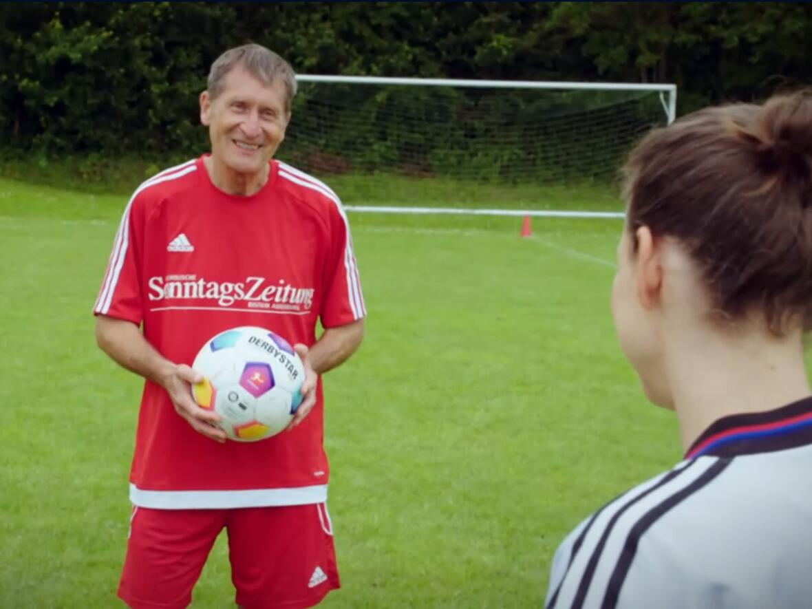 Für die Stationen-Sendung verriet Diakon Gerhard Rummel der BR-Moderatorin Irene Essmann, was für ihn Fußball-Leidenschaft bedeutet und wo er Parallelen zu religiöser Praxis sieht. (Quelle: BR)