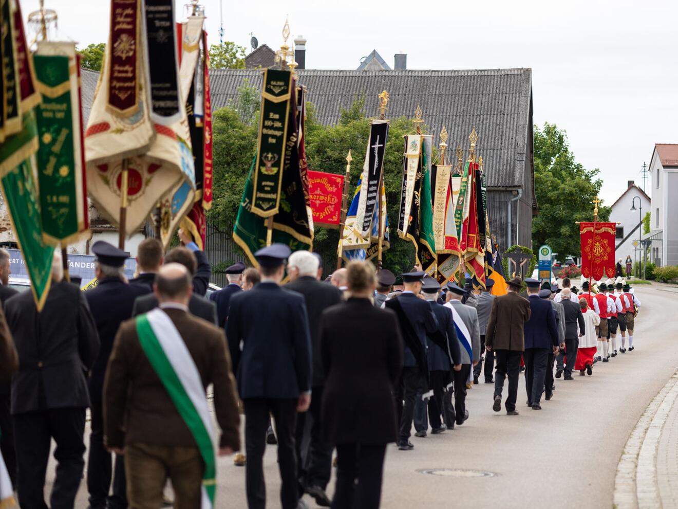 Zahlreiche Fahnenabordnungen nahmen an dem Festgottesdienst teil.