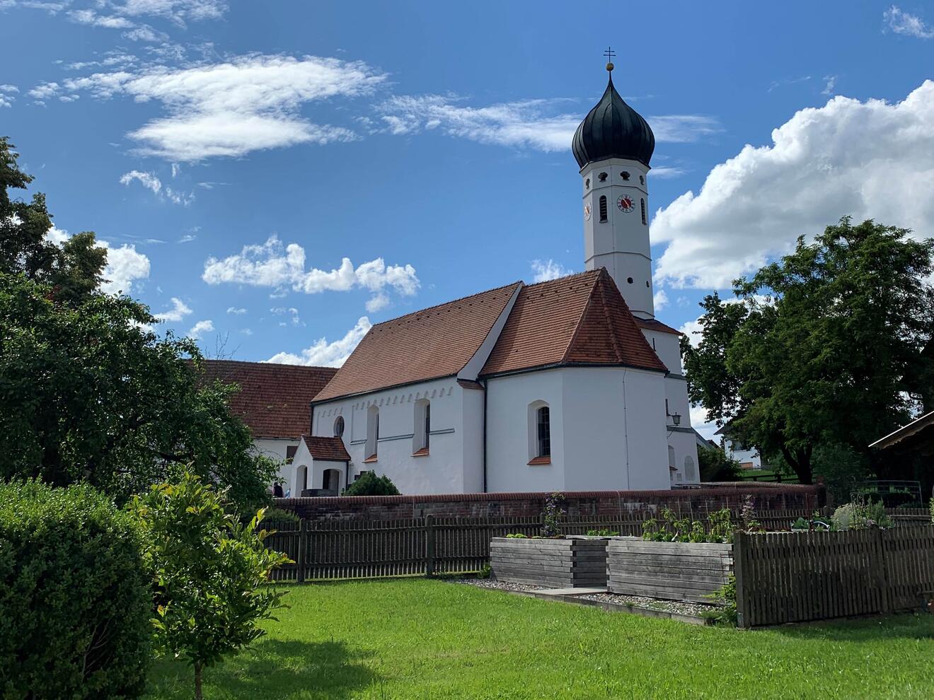 Die frisch renovierte Ulrichskirche in Kleinreichertshofen ist einen Besuch wert. (Fotos: Viktoria Zäch / pba)