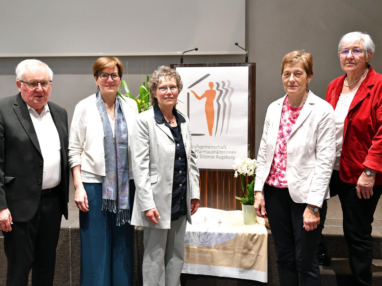 Der scheidende Vorstand - (von links) Barbara Götz, Barbara Sproll, Rita Beisser und Roswitha Böck - gemeinsam mit dem Geistlichen Beirat Msgr. Gerstlacher, der ebenfalls verabschiedet wurde. Nicht anwesend waren Brigitte Miller und Andrea Mantlik.