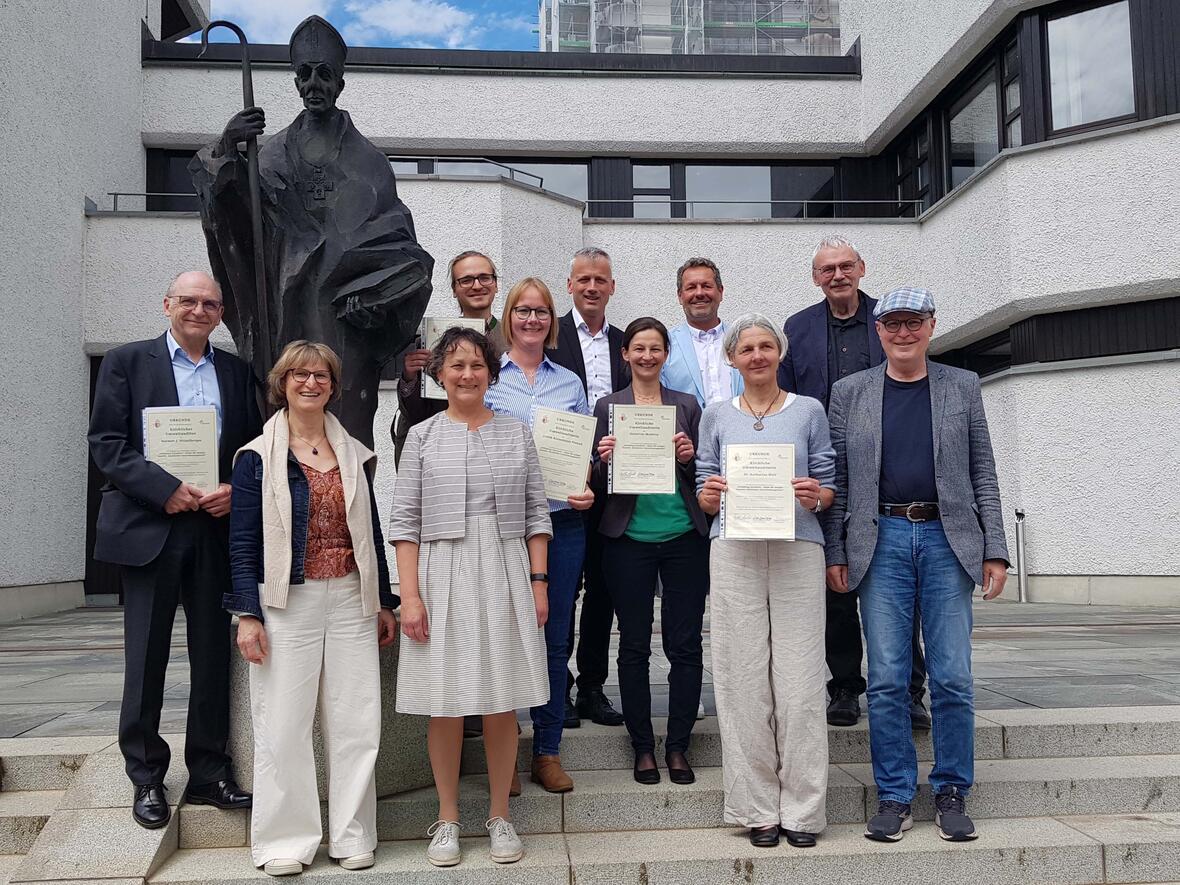Nach zweijähriger Ausbildung dürfen sie nun ein "Kirchliches Umweltmanagement" in Pfarreien und Einrichtungen einführen. Ihre Urkunden erhielten die neun Teilnehmenden von Christian Öxler, stellvertretender Leiter des Bischöflichen Seelsorgeamts. (Foto: Maria Klatt)
