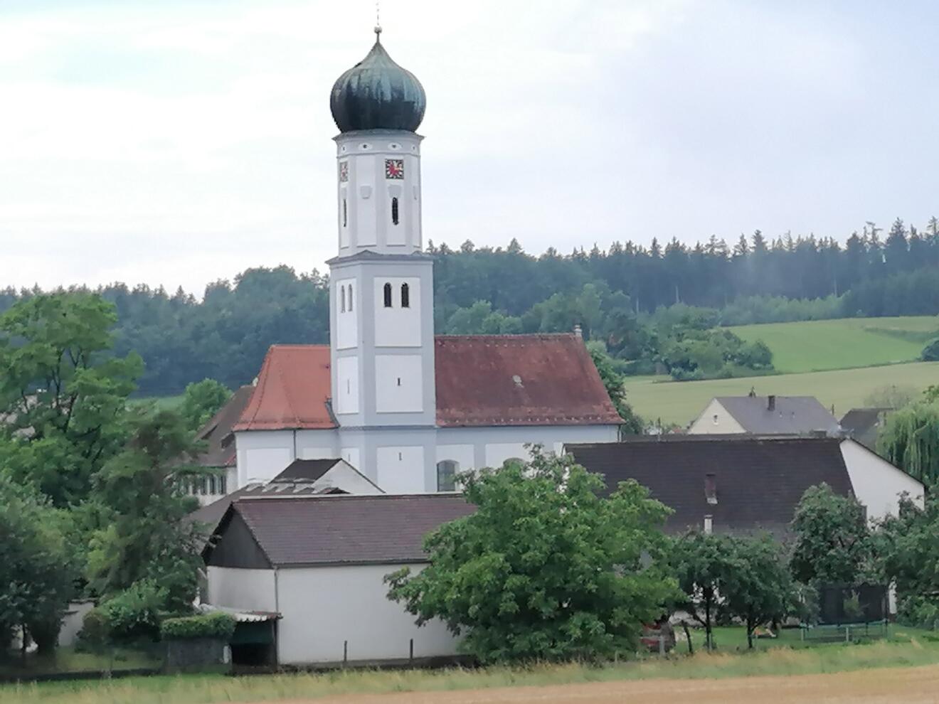 Pfarrkirche St. Ulrich und Afra Todtenweis (Foto: Carola Stampfli)