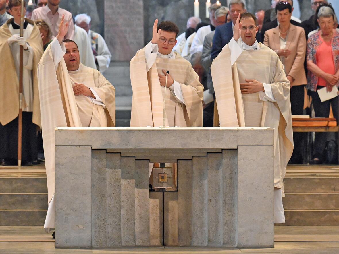 Drei Diakone erhielten am Sonntag die Priesterweihe und spendeten am Ende des Gottesdienstes auch den Primizsegen. (Fotos: Leander Stork / pba)
