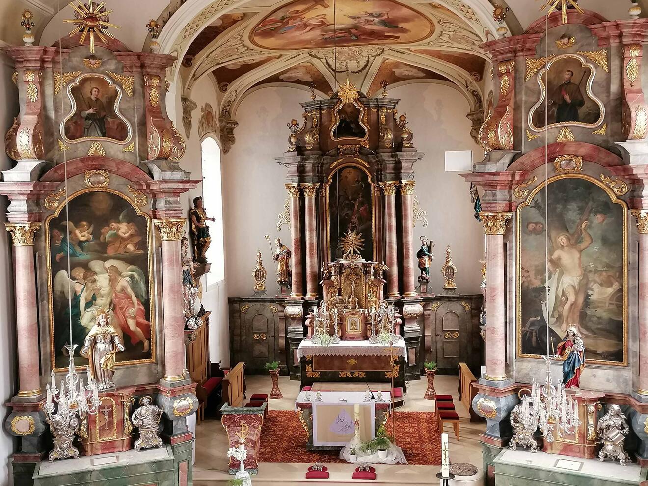 Der Innenraum ertrahlt in neuem Glanz. (Foto: Carola Stampfli/PG Aindling)