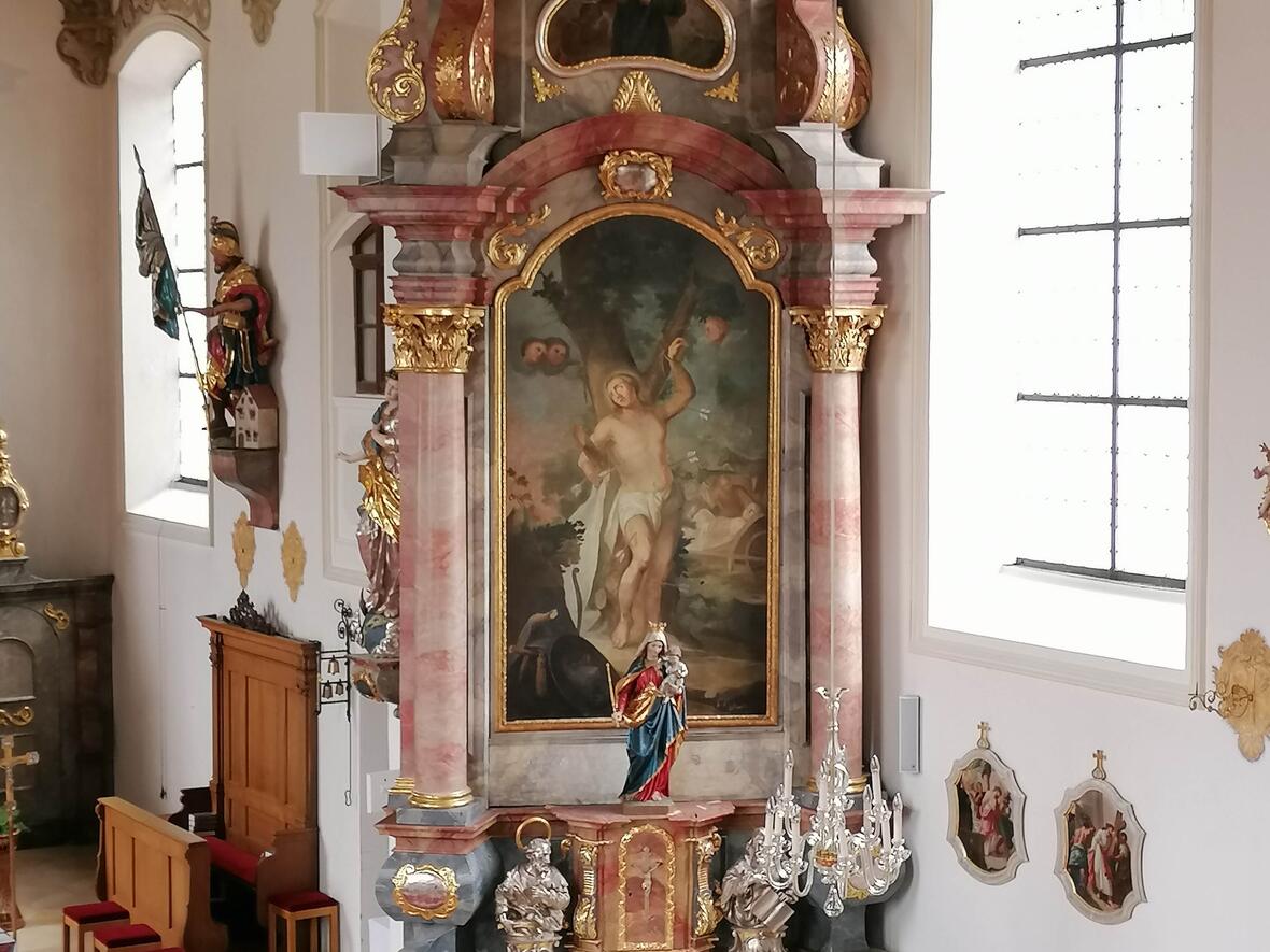 Blick auf den rechten Seitenaltar der Kirche St. Ulrich und Afra in Todtenweis.  (Foto: Carola Stampfli/PG Aindling)