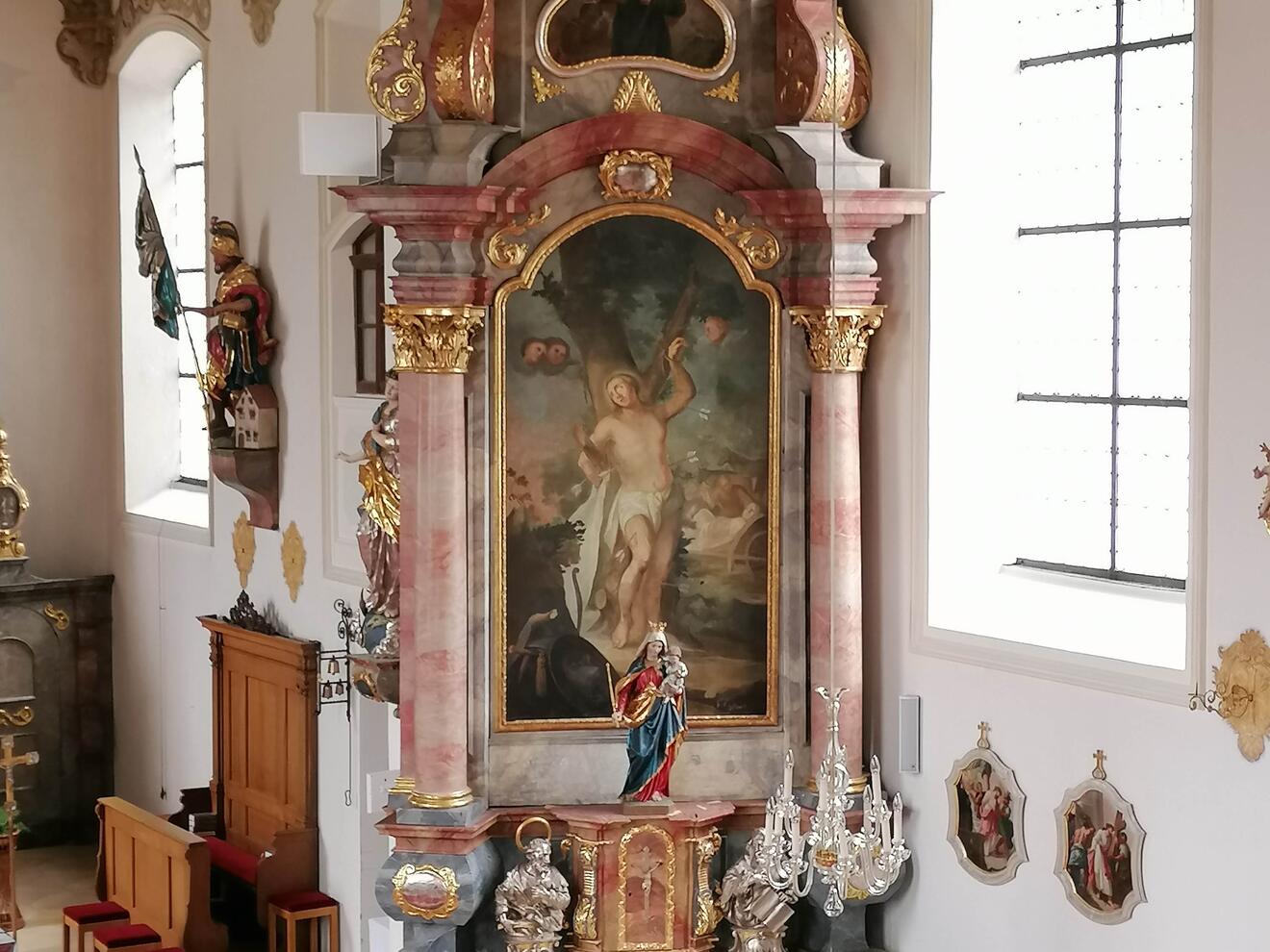 Blick auf den rechten Seitenaltar der Kirche St. Ulrich und Afra in Todtenweis.  (Foto: Carola Stampfli/PG Aindling)