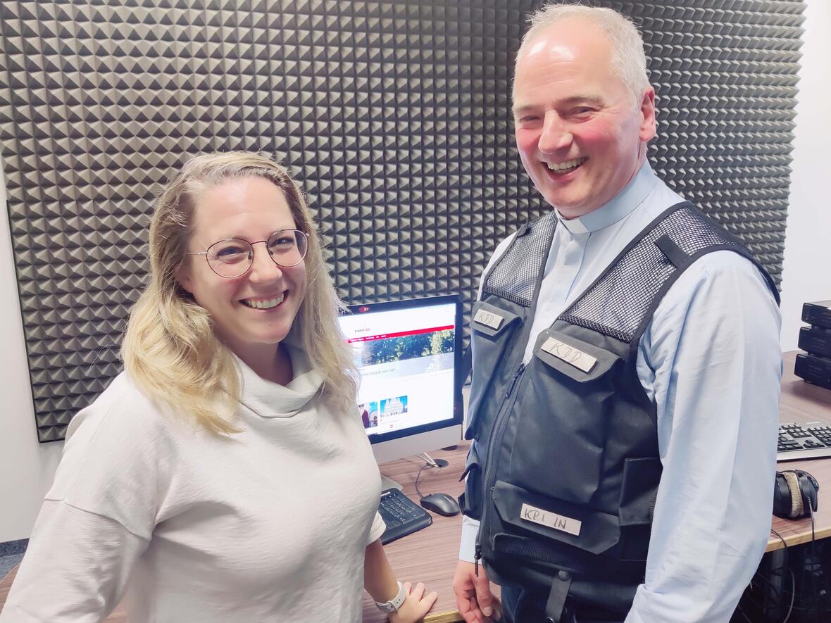 Für ihr Interview mit Diakon und Kriminalpolizist Michael Gastl im Sonntagstalk "Cappuccino" ist Eva Fischer mit einem Hörfunkpreis ausgezeichnet worden. (Foto: Radio Augsburg)
