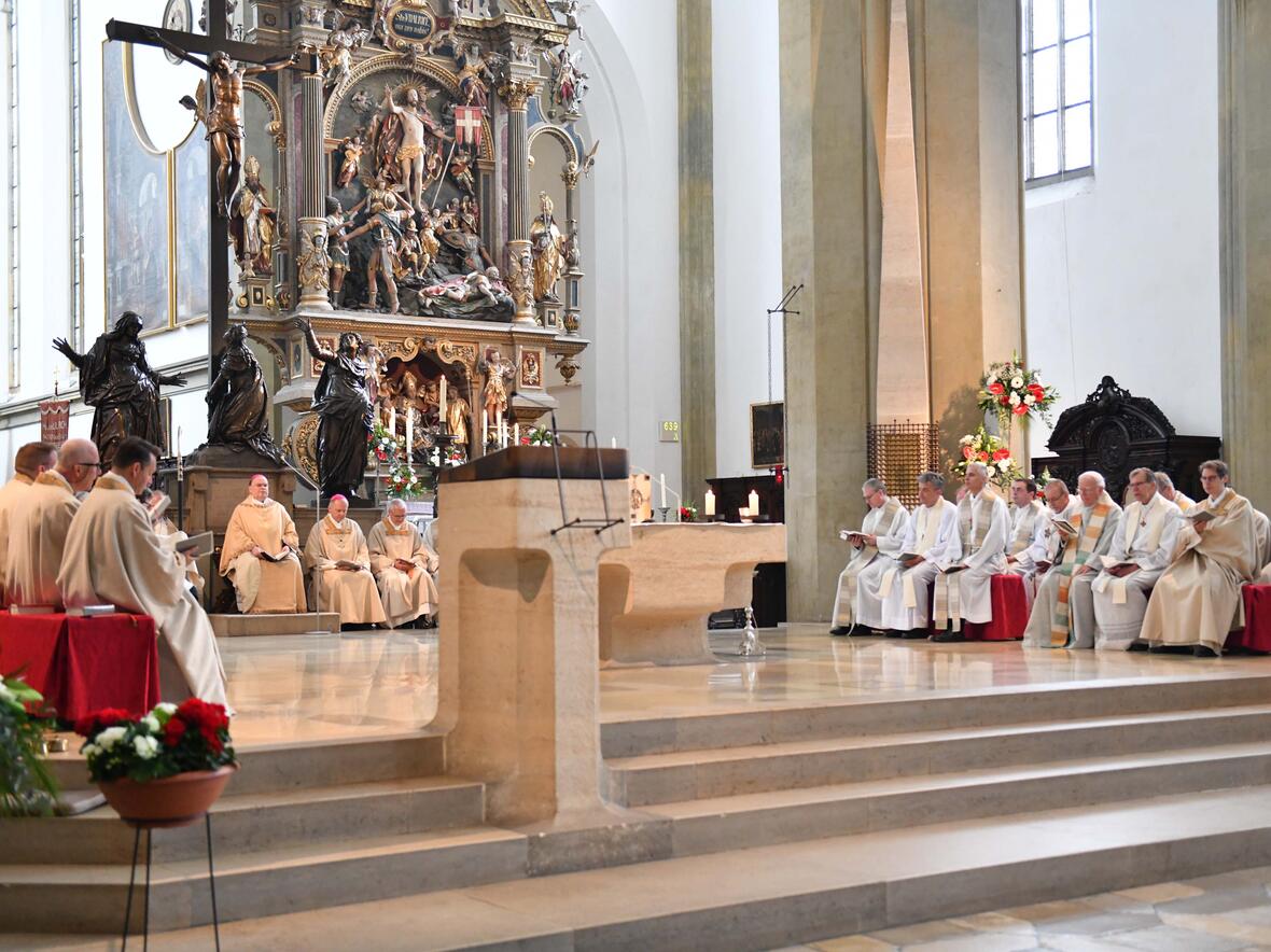 Ein feierliches Pontifikalamt in der Ulrichsbasilika eröffnete das Treffen der Ulrichsbruderschaft Wangen. Insgesamt wurden sieben neue Mitglieder aufgenommen, vier davon aus dem Bistum Augsburg. (Fotos: Maria Rösch / pba)