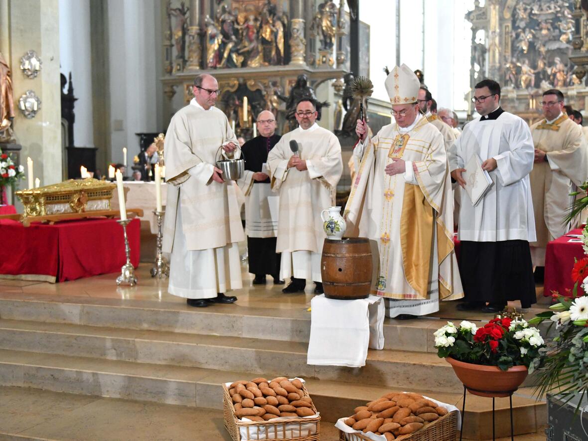 Bischof Bertram segnete Brot und Wein für die "Ulrichsminne" auf dem Vorplatz der Basilika. (Fotos: Nicolas Schnall / pba)