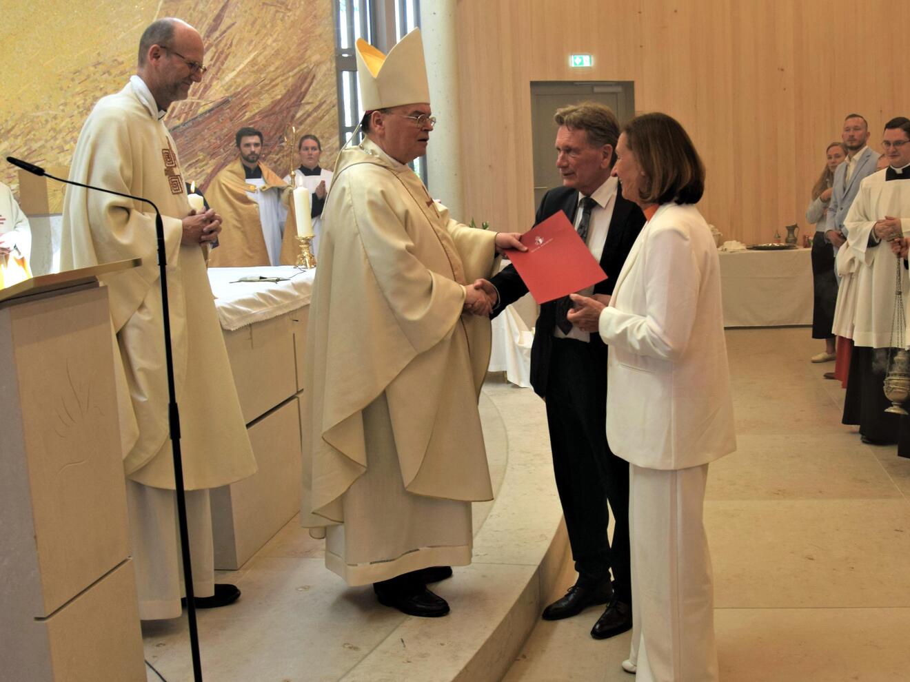 Altarweihe im neuen Seniorenheim für Geistliche Haus Simeon: BIschof Bertram bedankt sich beim Ehepaar Heigl für die Initiative. (Fotos: Verspohl-Nitsche / pdke)