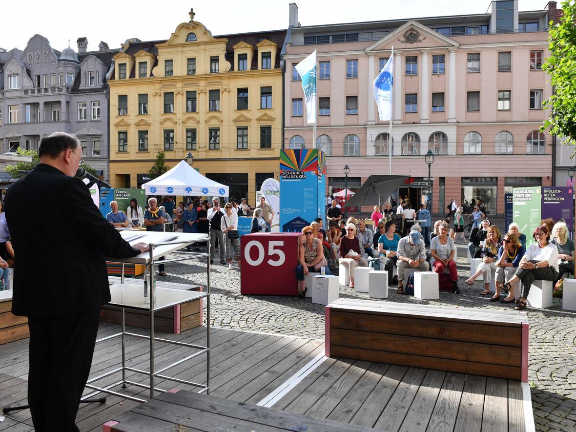 Bis zum 8. August ist die Ausstellung zum Thema "Nachhaltigkeit und Frieden" auf dem Moritzplatz zu besichtigen. An diesem Freitag wurde sie offiziell eröffnet. (Fotos: Maria Rösch / pba)