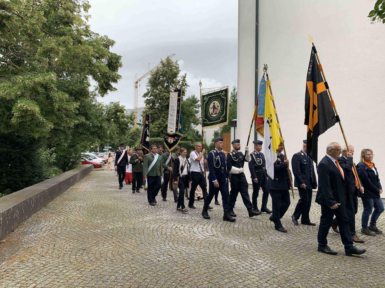 Fahnen der örtlichen Vereine und der Bundeswehr ziehen ein zum Festgottesdienst in die Ulrichskirche. 