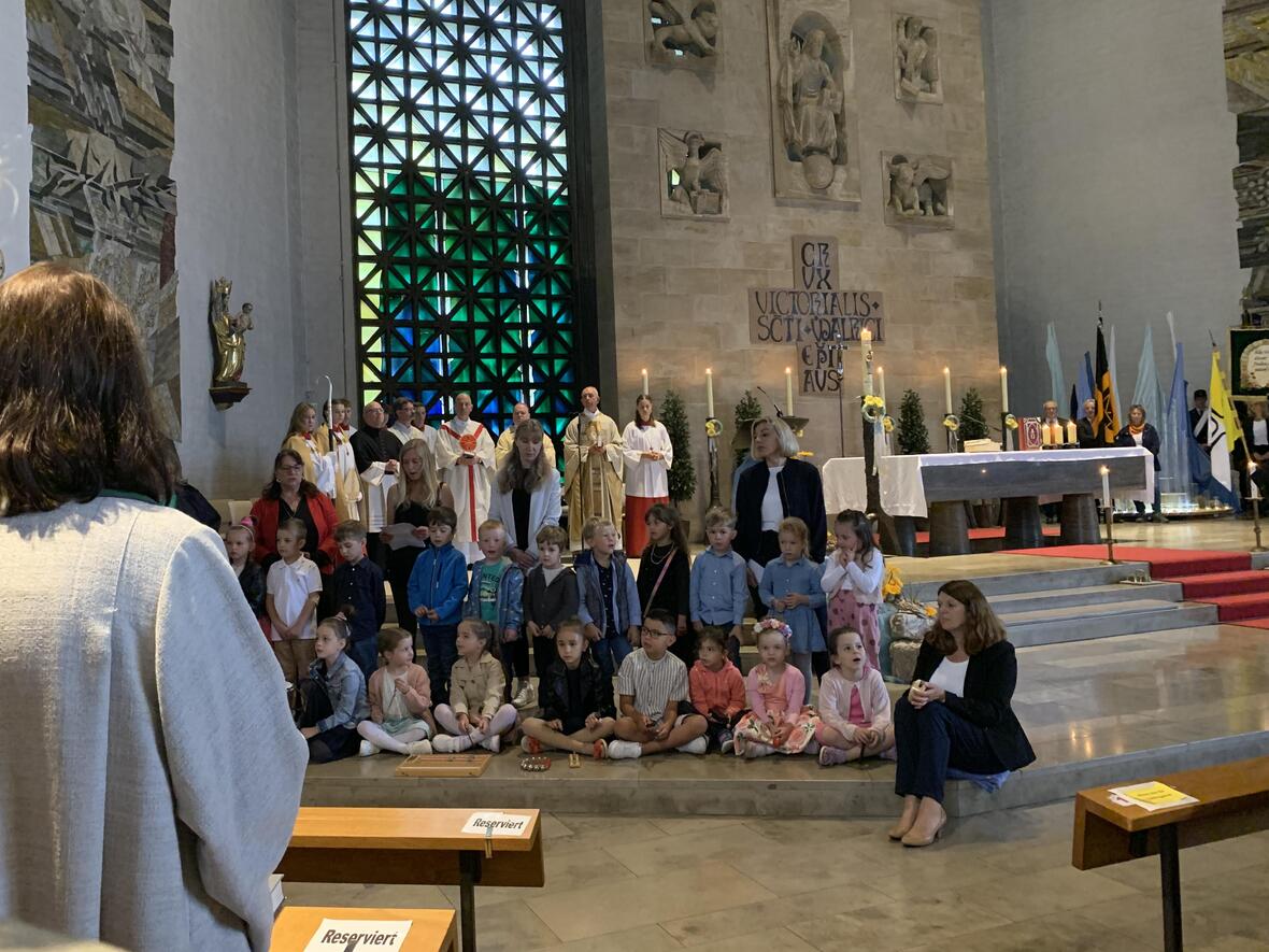 Die Kindergartenkinder singen ein Ulrichslied und begrüßten damit den Bischof.