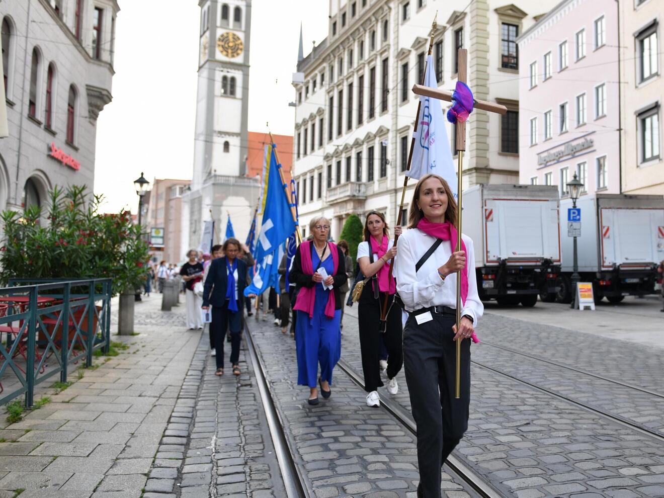 Singend und betend sind an diesem Mittwoch zahlreiche Frauen vom Dom zur Basilika St. Ulrich und Afra gelaufen, um dann eine feierliche Messe mit Bischof Bertram zu feiern. (Fotos: Maria Rösch / pba)