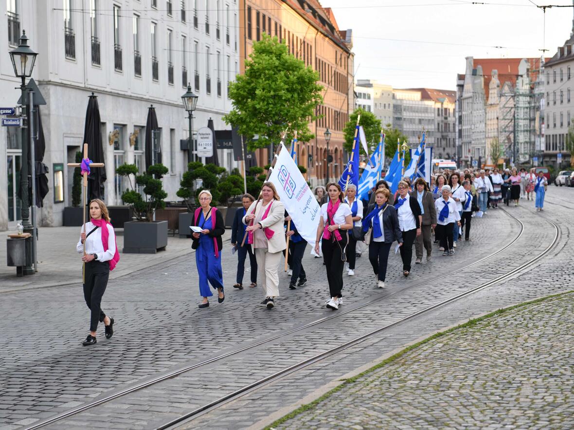 Frauenwallfahrt in den Morgenstunden