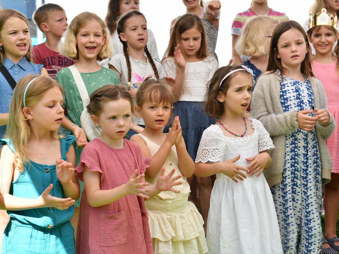 Ein buntes Glaubensfest haben an diesem Samstag im Rahmen des Ulrichsjubiläums über tausend Kinder und Erwachsene am Roten Tor in Augsburg erlebt. (Fotos: Maria Rösch / pba)