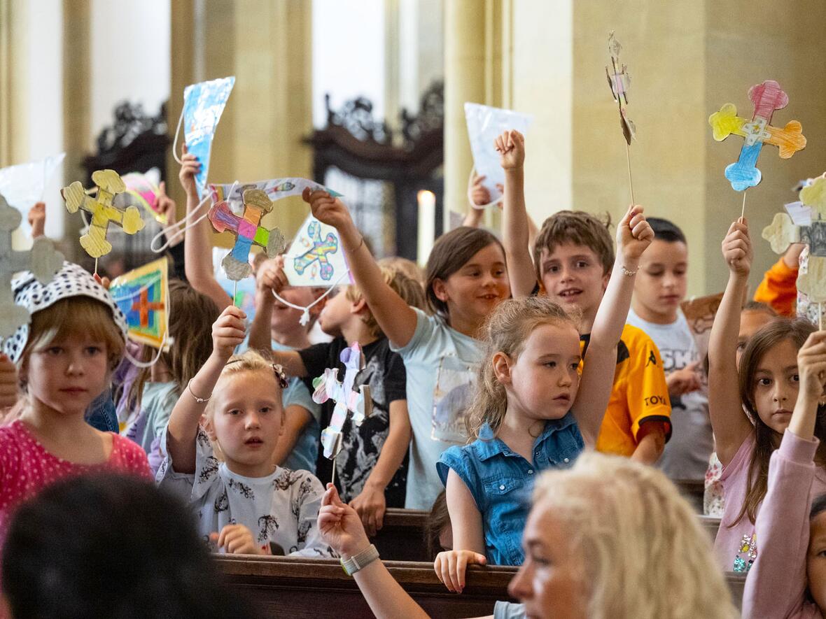 Die Hände zum Himmel: Gottesdienst der Schulwerksschulen in der Ulrichswoche (Fotos: Julian Schmidt / pba)