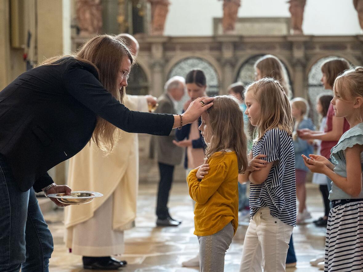 Die Leiterin der Augsburger Bischof-Ulrich-Grundschule Miriam Pientschik spendet den Segen.