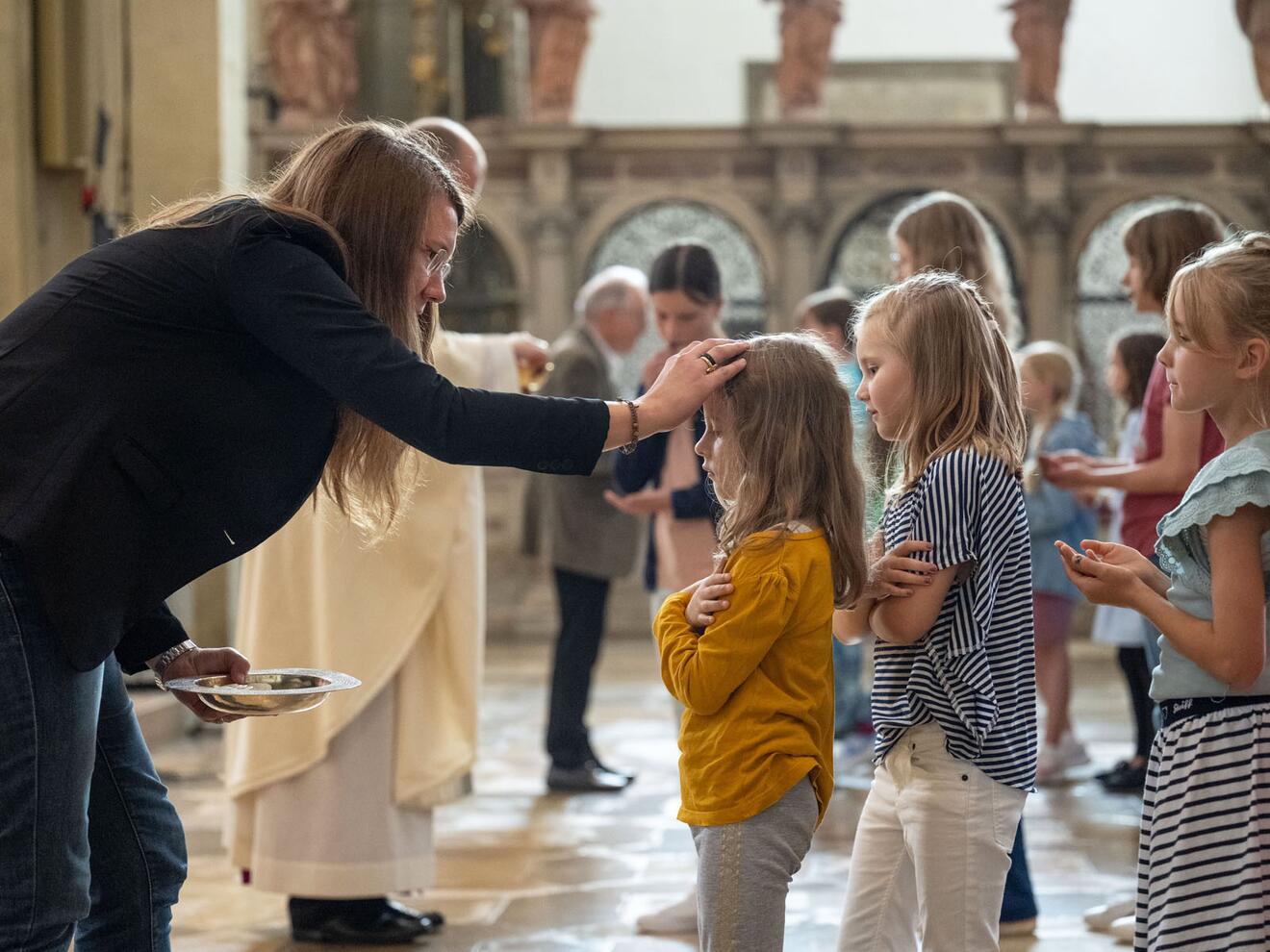 Die Leiterin der Augsburger Bischof-Ulrich-Grundschule Miriam Pientschik spendet den Segen.