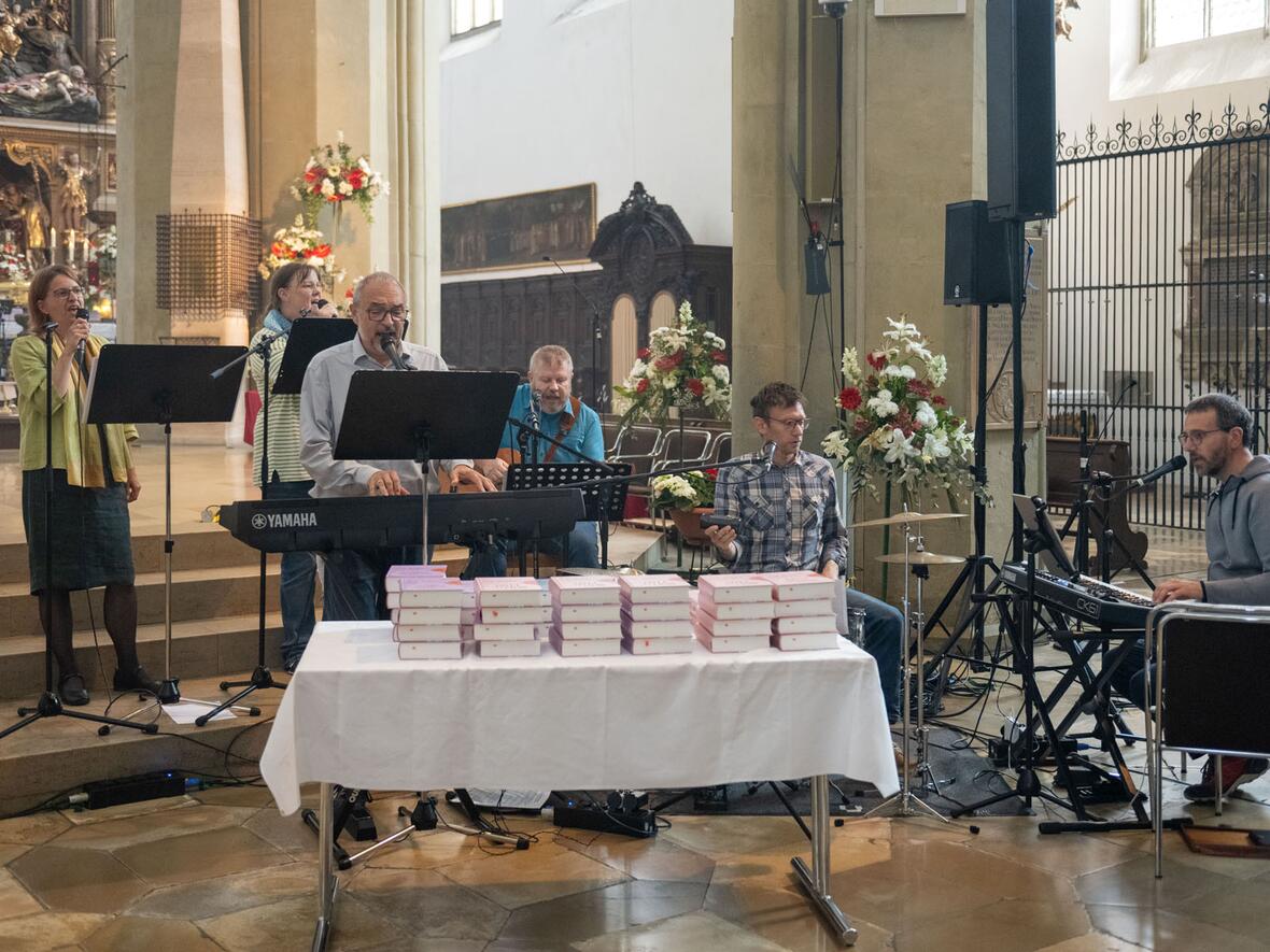 Der Gottesdienst wurde musikalisch durch eine Band unter Leitung von P. Norbert Becker MSC gestaltet.