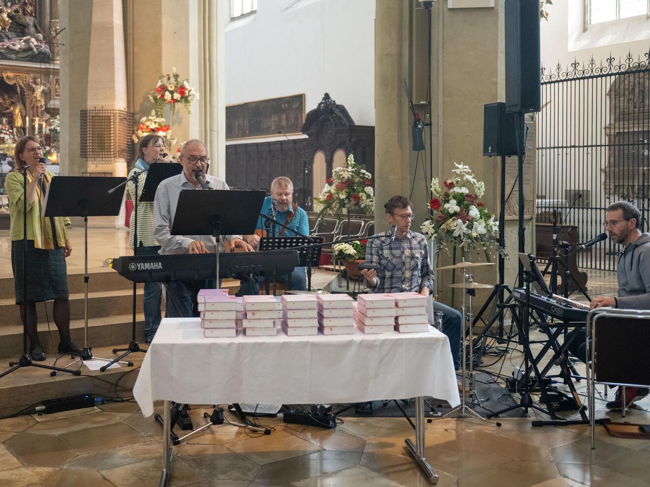 Der Gottesdienst wurde musikalisch durch eine Band unter Leitung von P. Norbert Becker MSC gestaltet.