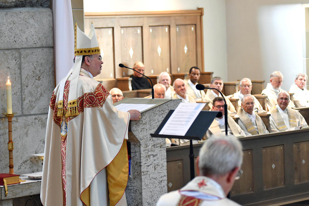 Tag der Priesterjubilare: In seiner Predigt betonte Bischof Bertram, dass Priester glaubwürdig und authentisch sein müssten. (Fotos: Nicolas Schnall / pba)