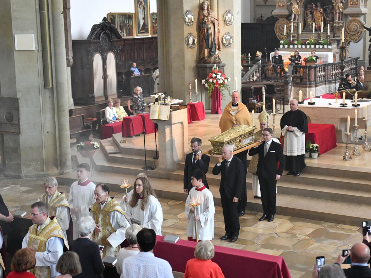 Mit der Reponierung des Ulrichsschreins ist die Ulrichswoche und das einjährige Ulrichsjubiläum an diesem Sonntag zu Ende gegangen. (Fotos: Maria Rösch / pba)
