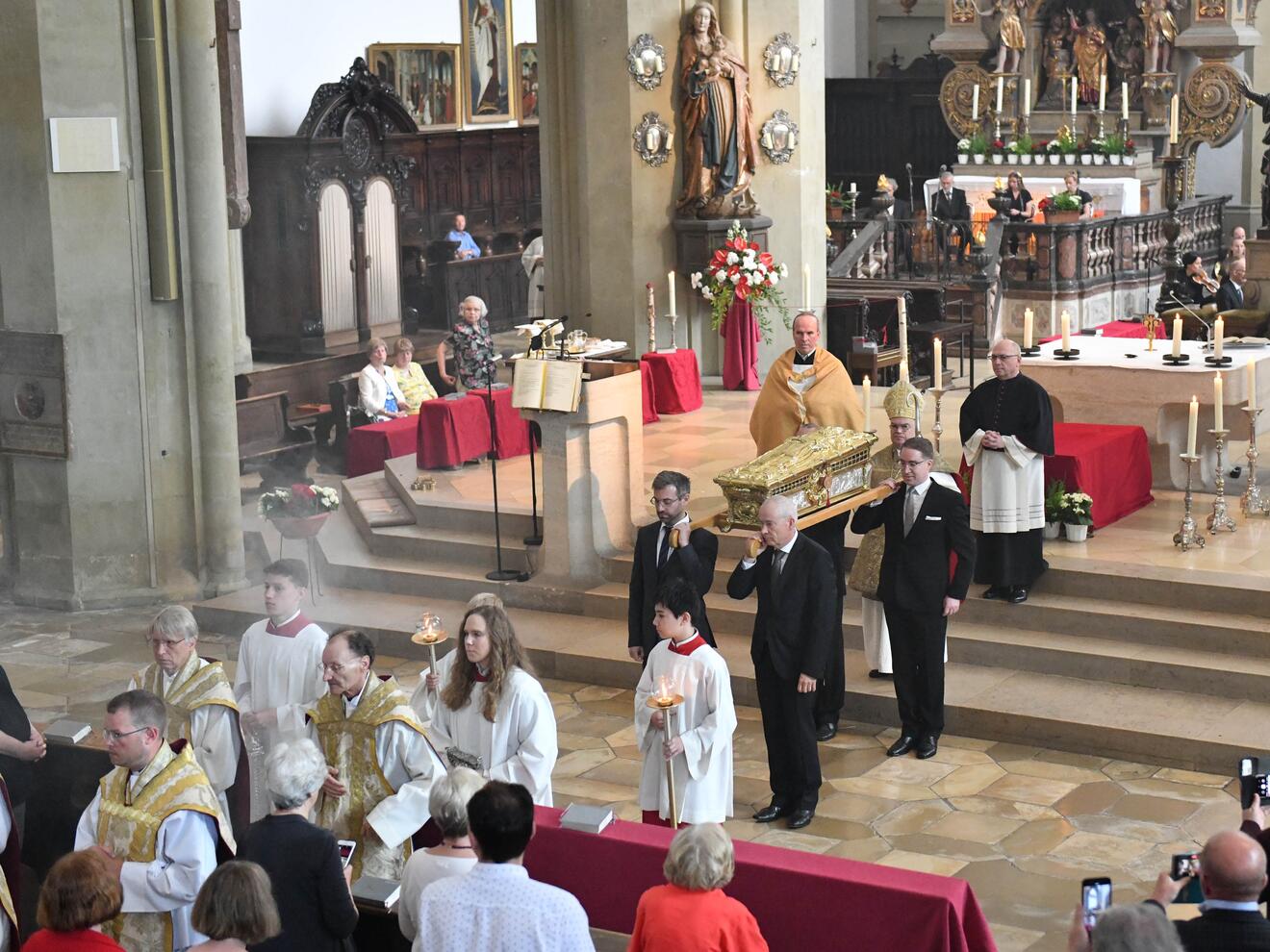 Mit der Reponierung des Ulrichsschreins ist die Ulrichswoche und das einjährige Ulrichsjubiläum an diesem Sonntag zu Ende gegangen. (Fotos: Maria Rösch / pba)