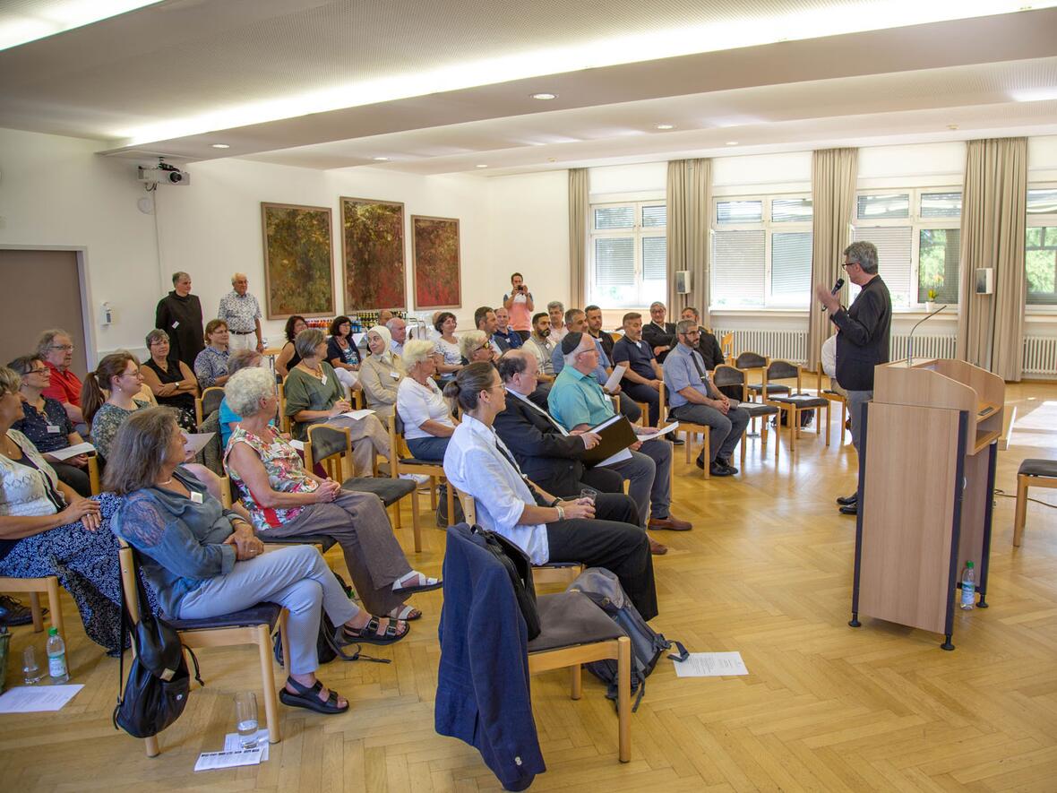 Über dreißig Männer und Frauen kamen in der Erzabtei zusammen.