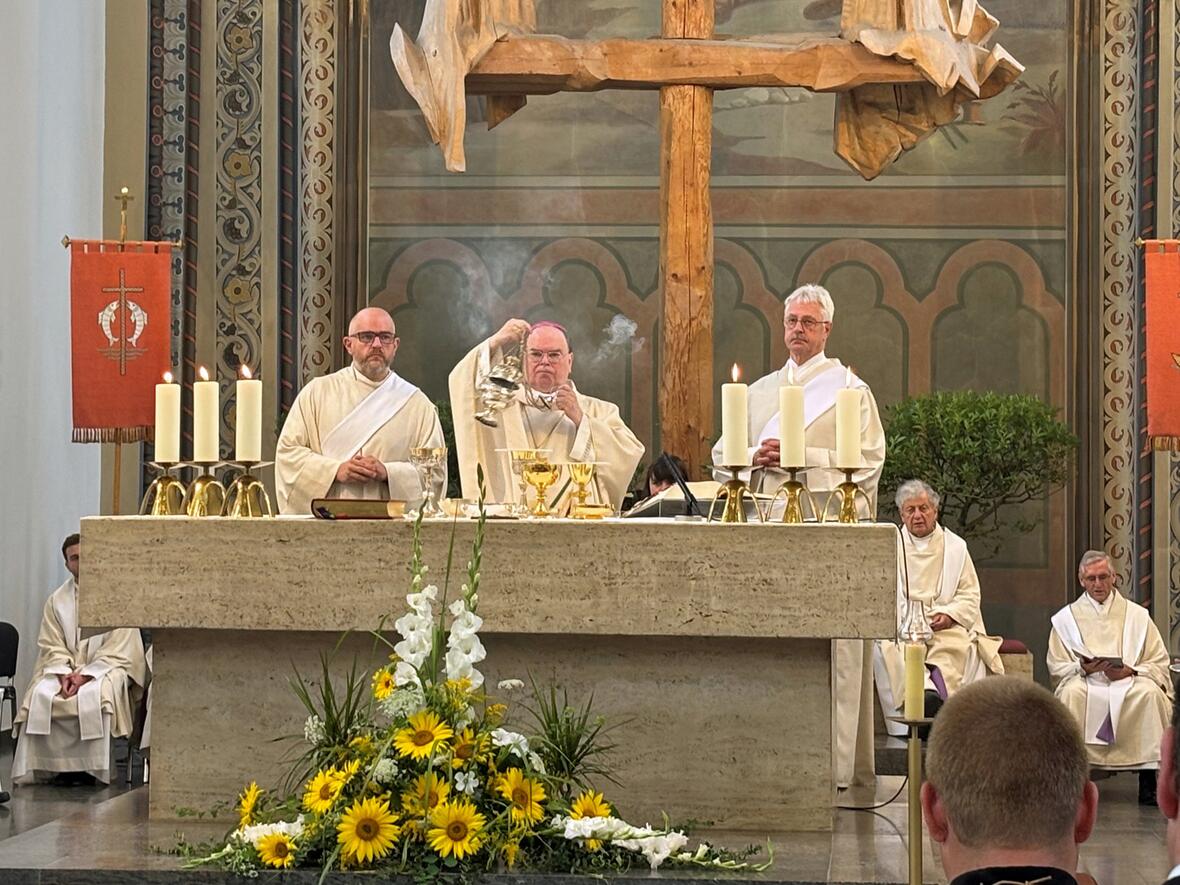 Die erste Hl. Messe nach fast sechs Jahren fand unter Leitung von Bischof Bertram statt.