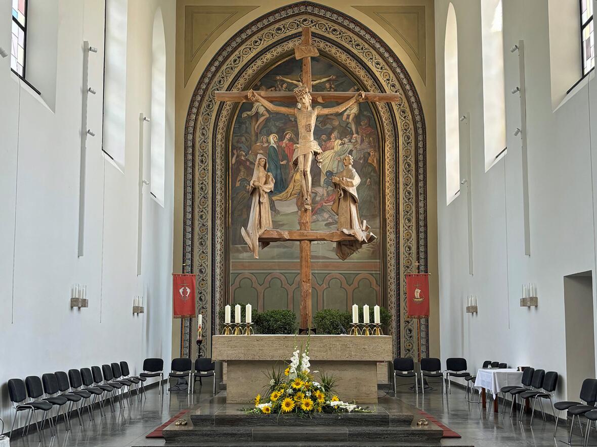 Im Zentrum des Kirchenbaus steht eine monumentale Kreuzigungsgruppe.