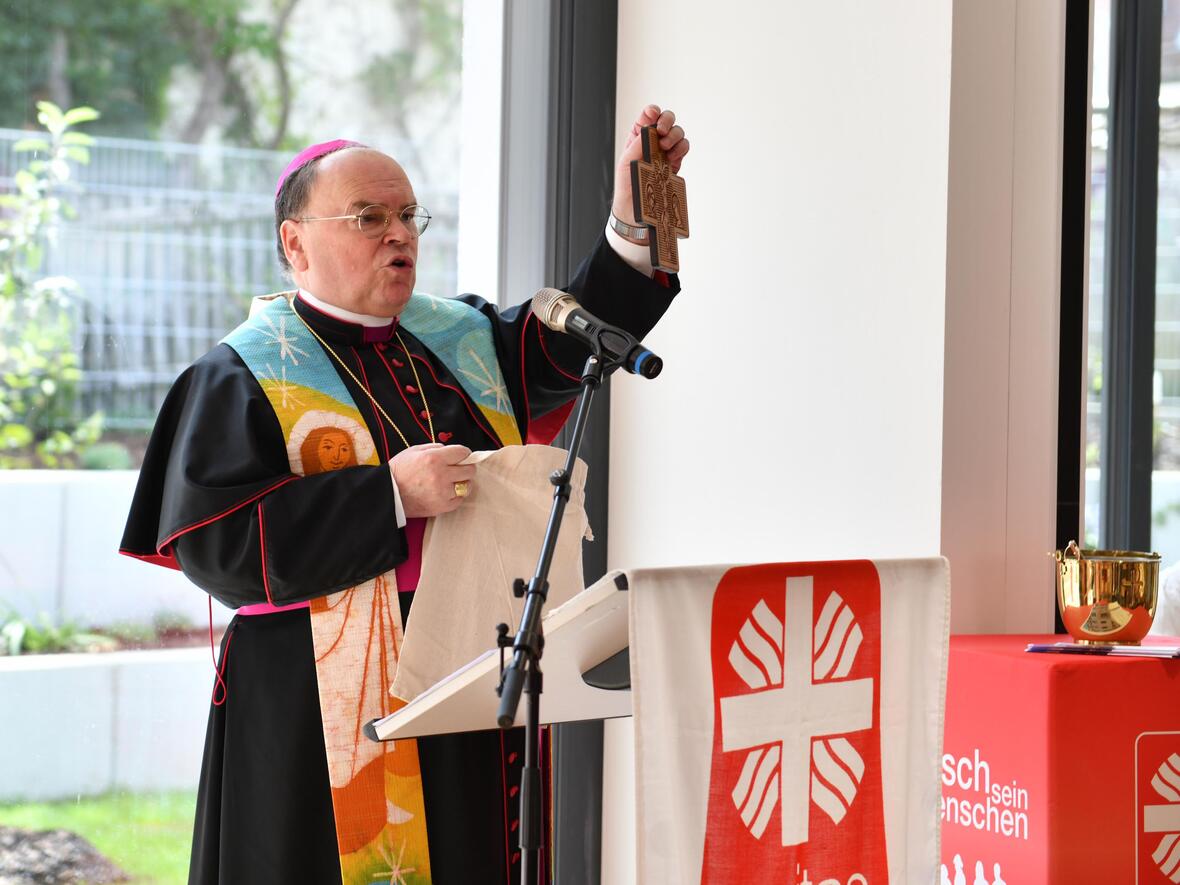 Im Rahmen einer Segensfeier ist das "Haus der seelischen Gesundheit" in Schwabmünchen an diesem Freitag eröffnet worden. Bischof Bertram brachte ein Ulrichskreuz als Geschenk mit. (Fotos: Maria Rösch / pba)
