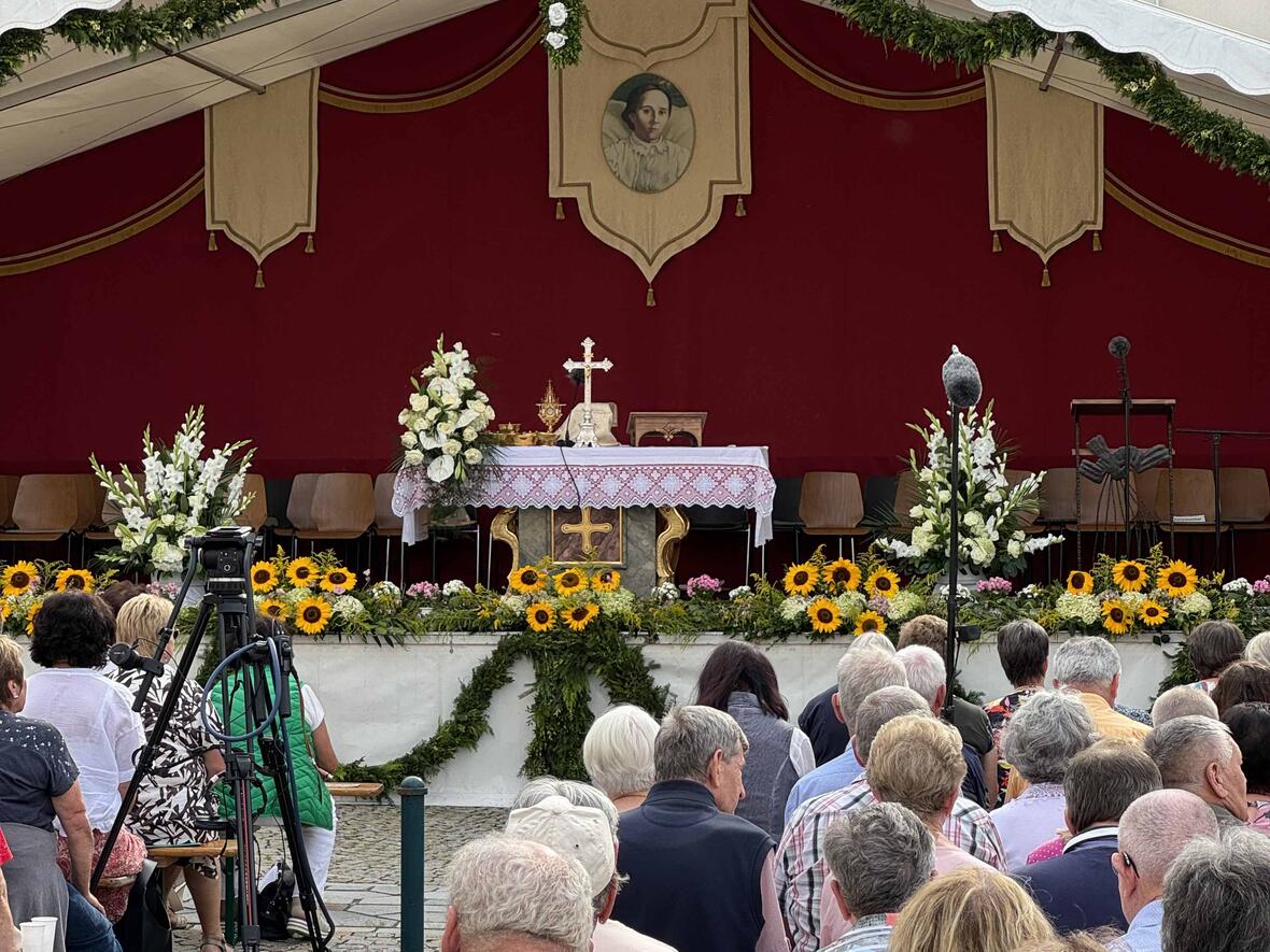 Zum Gebetstag der heiligen Anna Schäffer kamen tausende Gläubige nach Mindeltstetten. (Foto: Claudia Kaminski, k-tv)