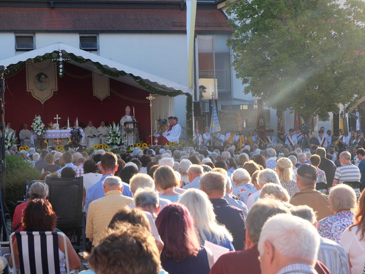 Der Gottesdienst zum Gebetstag der heiligen Anna Schäffer fand im Freien statt. (Foto: Anita Irl)