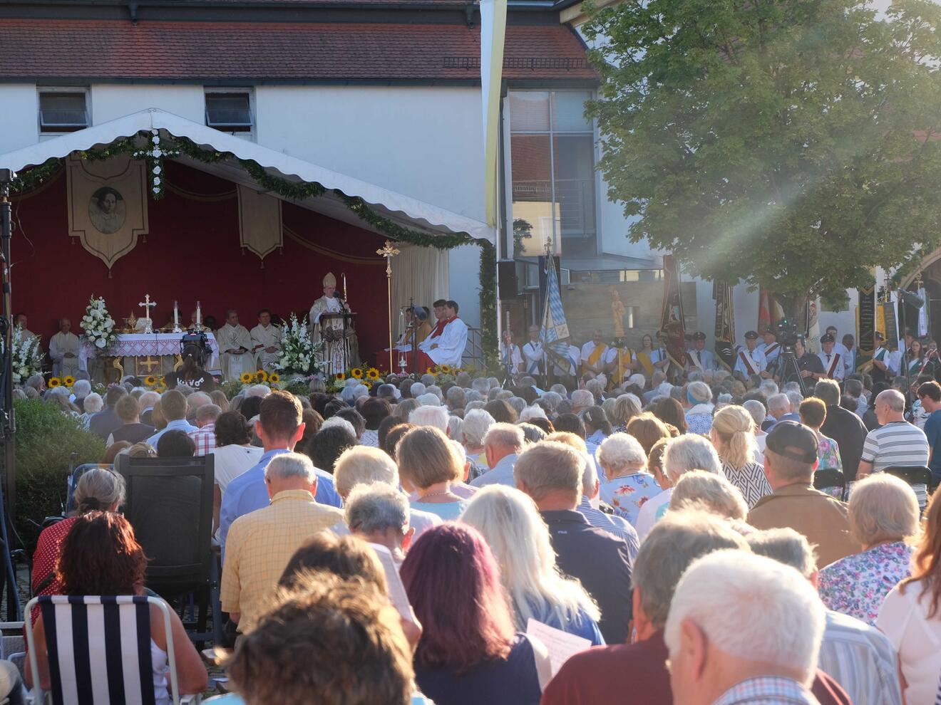 Der Gottesdienst zum Gebetstag der heiligen Anna Schäffer fand im Freien statt. (Foto: Anita Irl)