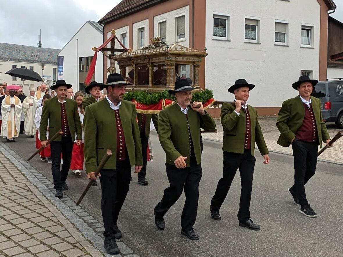 Die Prozession mit dem Sarkophag des heiligen Willebold ist der Höhepunkt der Feierlichkeiten in Berkheim. (Fotos: Alexander Schreiner)
