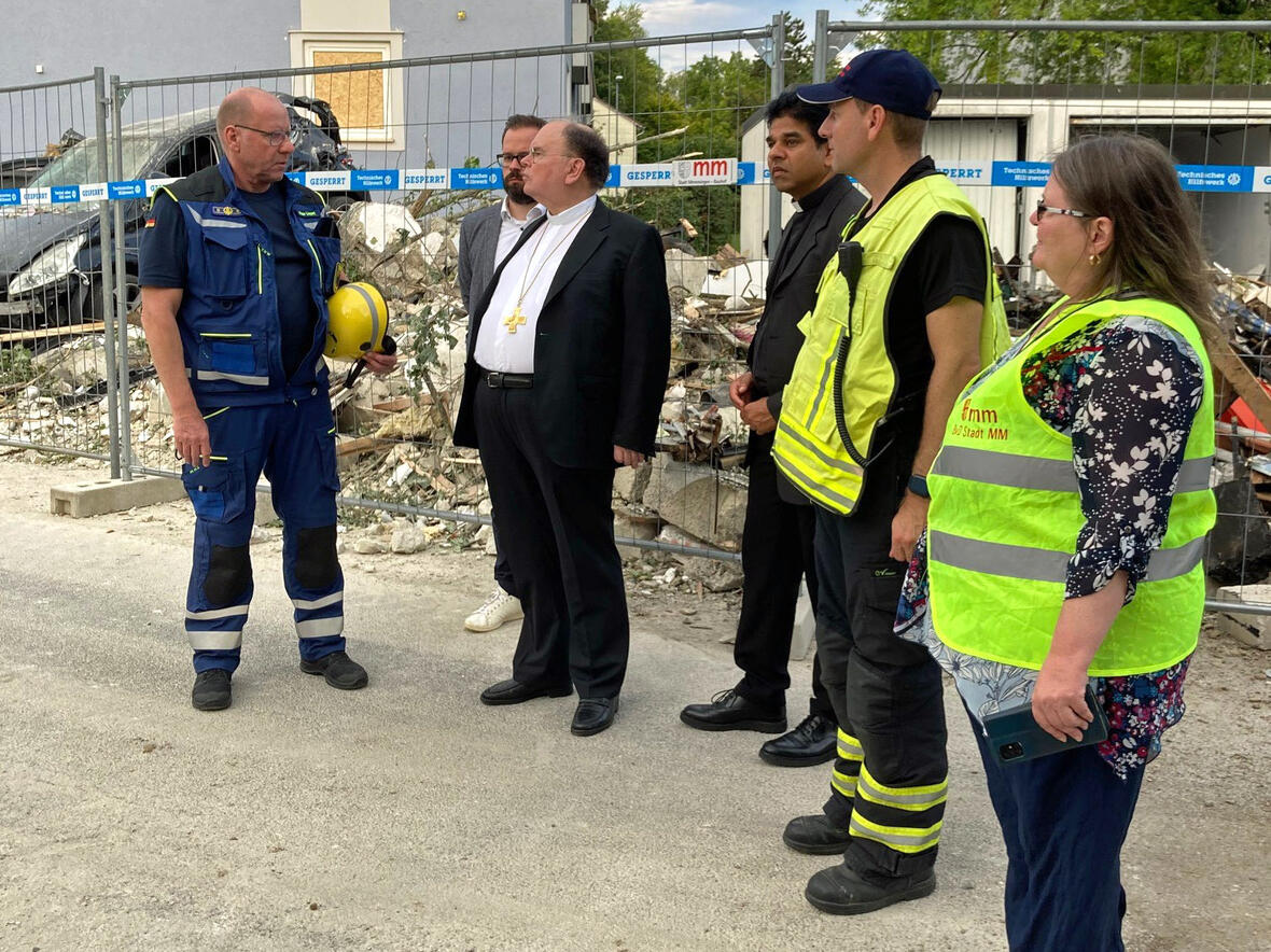 Besuch des Bischofs am Unglücksort in Memmingen. (Foto: Bischofshaus)