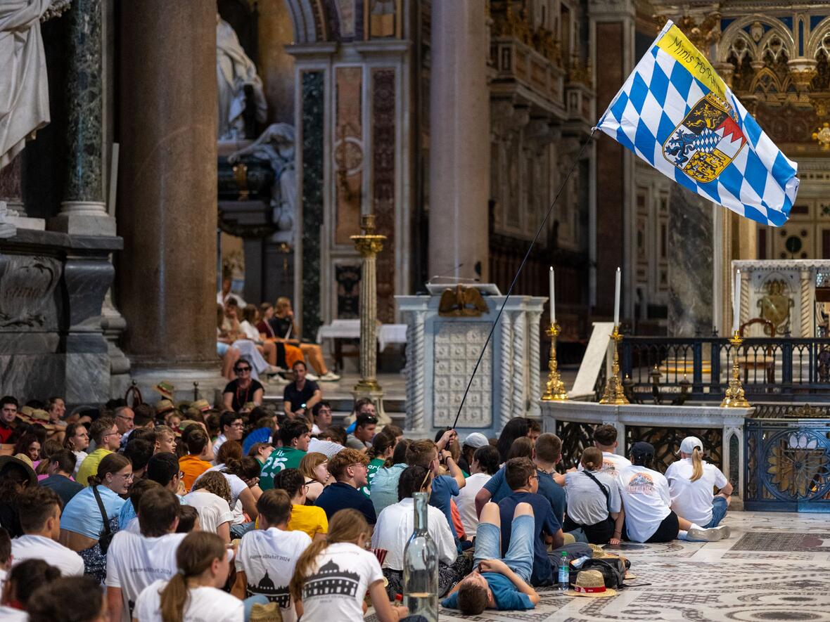 Zu Tausenden in der Ewigen Stadt: Eröffnungsgottesdienst des Bischöflichen Jugendamts in der Lateranbasilika (Fotos: Julian Schmidt / pba)