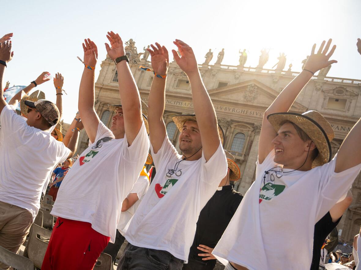 Große Freude und internationale Gemeinschaft bei der päpstlichen Generalaudienz am Petersplatz (Fotos: Julian Schmidt / pba)
