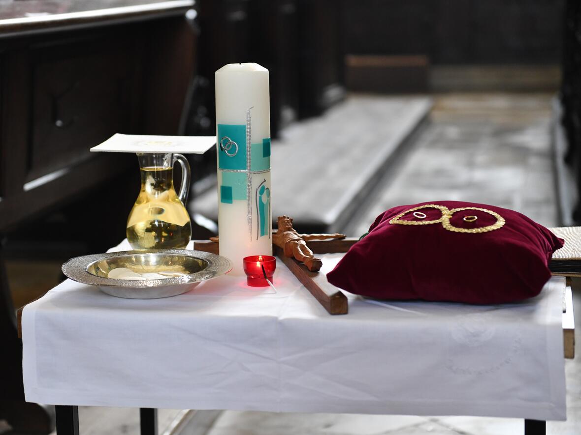 Bei einem Gabengang wurde symbolisch an Stationen einer langjährigen Ehe erinnert und mit Fürbitten verbunden (Foto: Maria Rösch / pba)