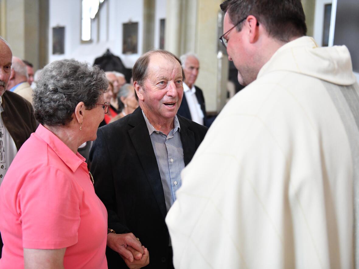 Nach dem Gottesdienst konnten die Paare den Einzelsegen empfangen (Foto: Maria Rösch / pba)