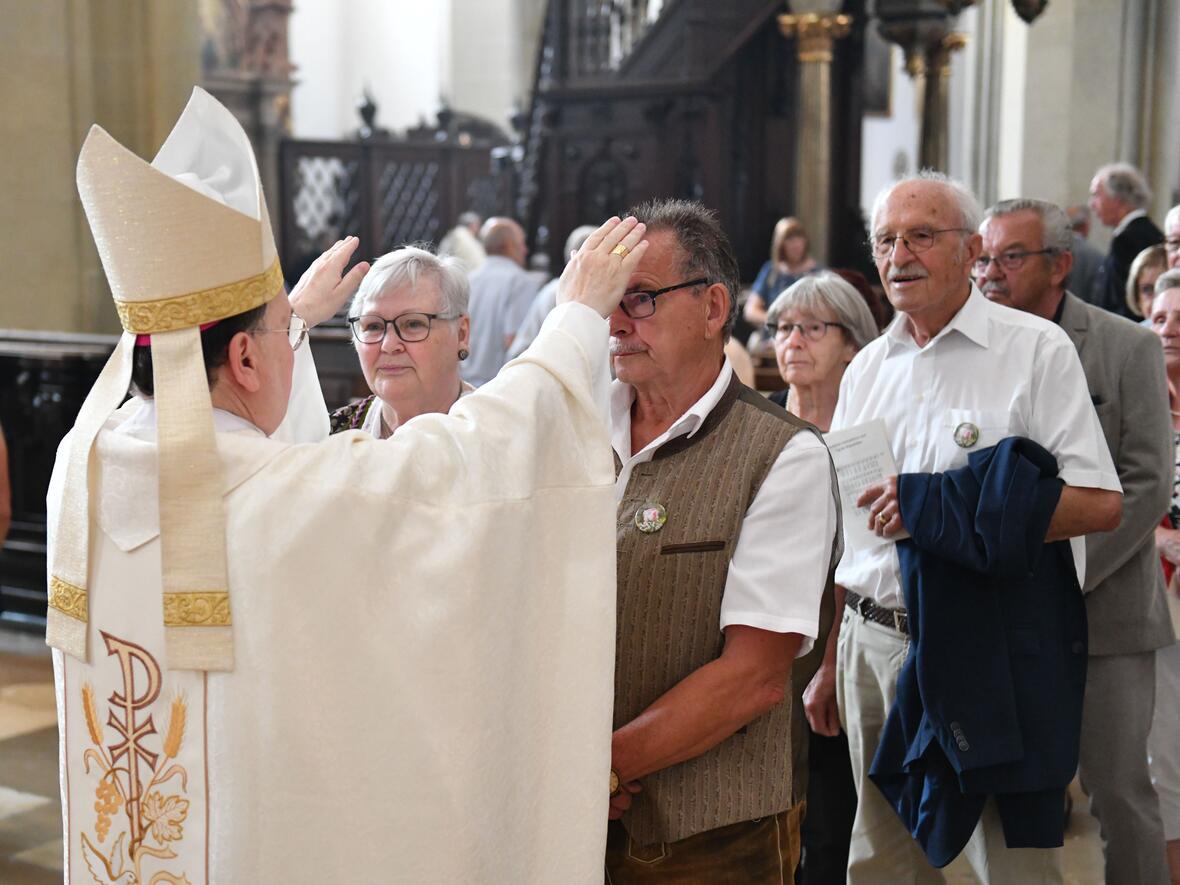 Mehrere Priester waren nach Augsburg gekommen, um den Segen zu spenden (Foto: Maria Rösch / pba)