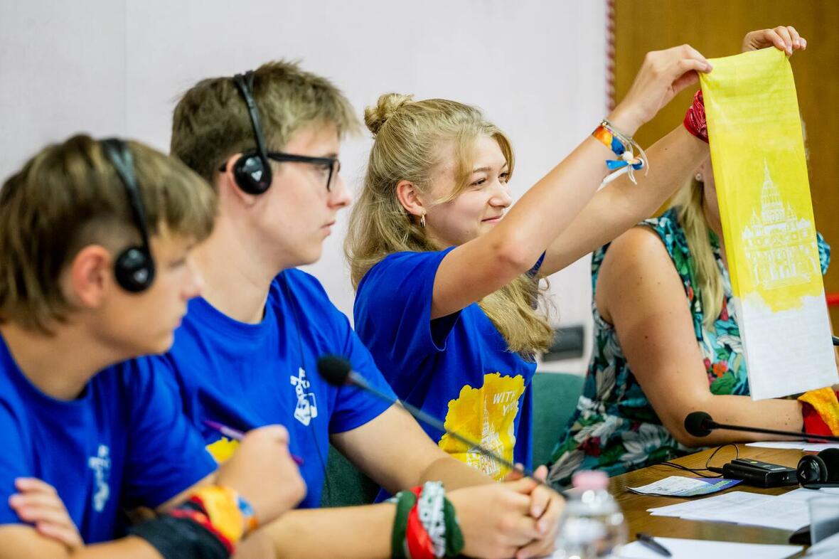 Internationale Ministrantenwallfahrt nach Rom: Mia Rothermel und Philipp Bader aus der PG Mindeltal (Bistum Augsburg) waren am Montag bei der Eröffnungs-PK in Rom dabei. (Foto: Deutsche Bischofskonferenz / Maximilian von Lachner)