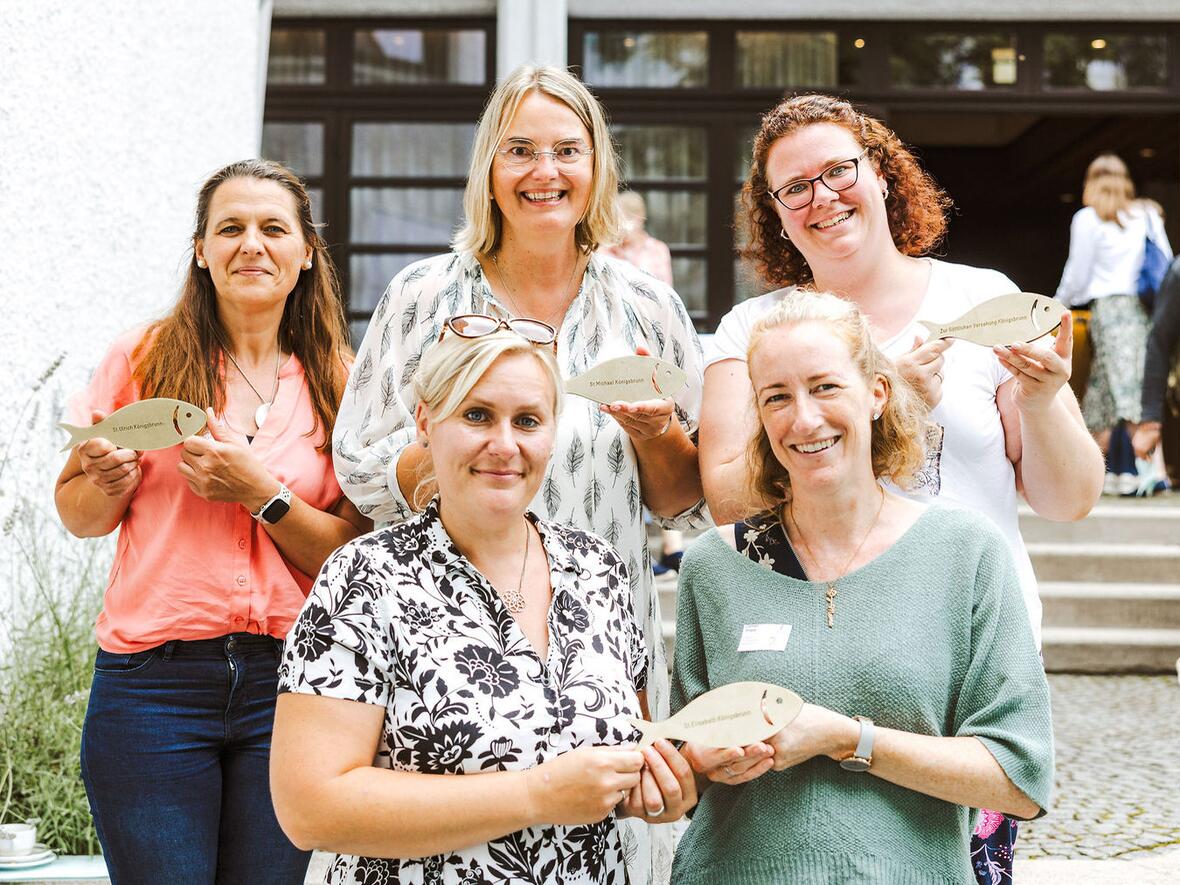 Die Leitungskräfte der Kindertageseinrichtungen bekamen einen Fisch mit dem Namen der jeweiligen Einrichtung überreicht. (Fotos: Kita-Zentrum St. Simpert / Martin Augsburger)