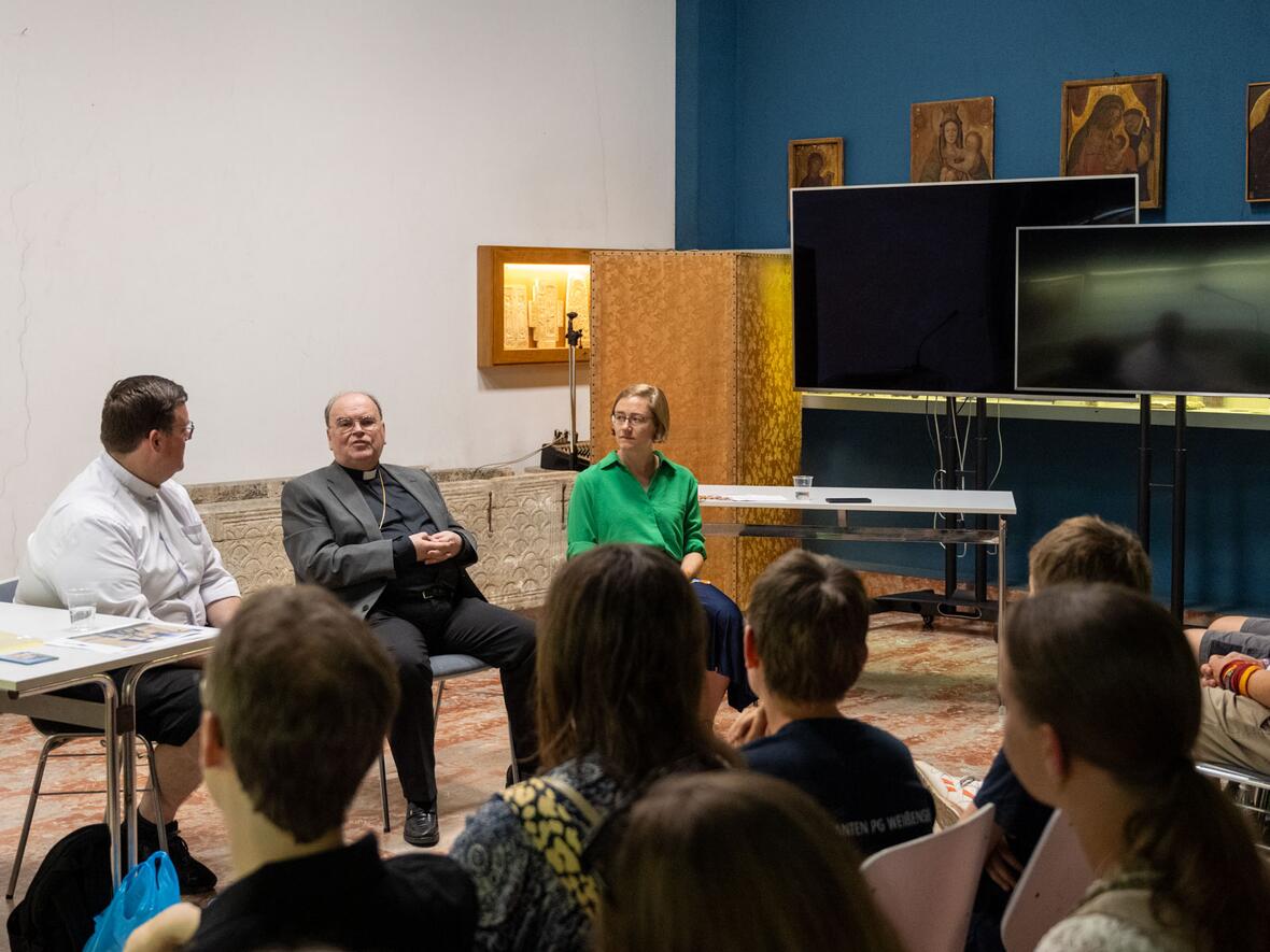 Der Bischof beantwortete die Fragen der Ministranten im Sitzungssaal des Collegio Teutonico.