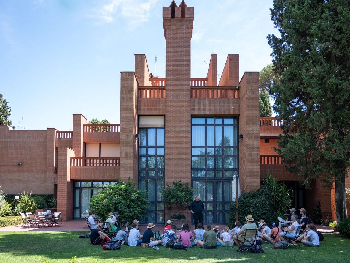 Architekt der deutschen Botschaft am Heiligen Stuhl war Alexander von Branca, der unter anderem auch das Augsburger Priesterseminar entwarf.
