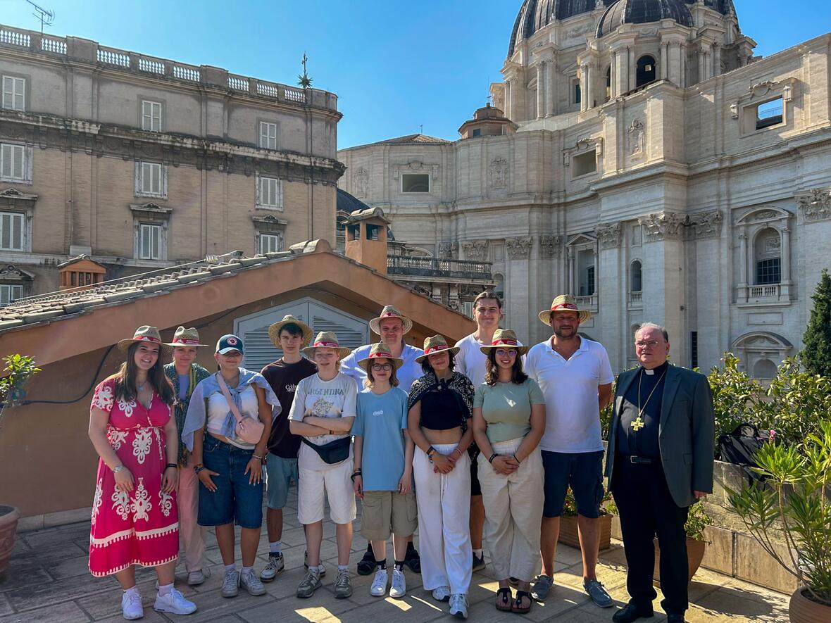 Vom einen Dom zum anderen: Die Augsburger Domministranten mit Bischof Bertram (Foto: Tobias Gutensohn)