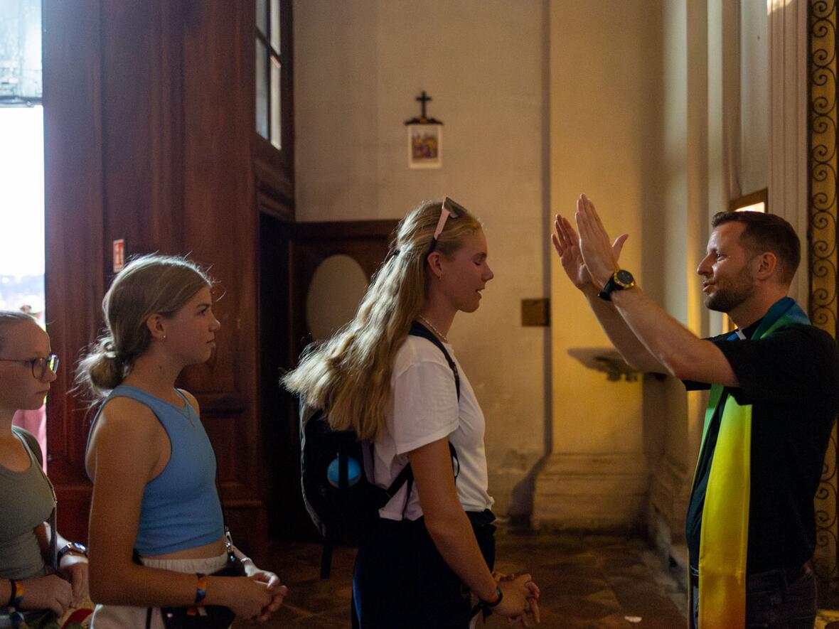 Junge Ministrantinnen empfangen den Einzelsegen.