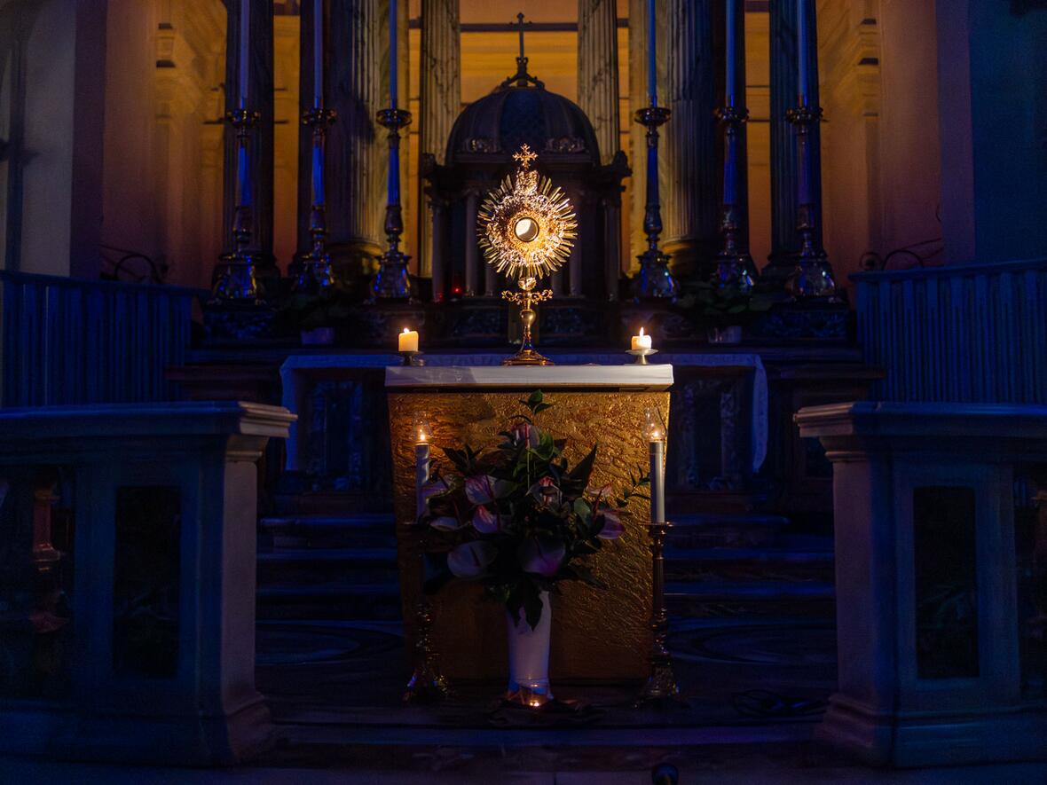 Die Anbetung des Allerheiligsten stand im Mittelpunkt des Gebetsabends.